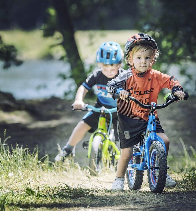 dzieci-jezdzace-na-rowerach