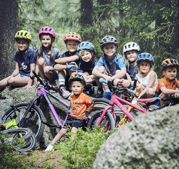 zabawa-dzieci-na-rowerach