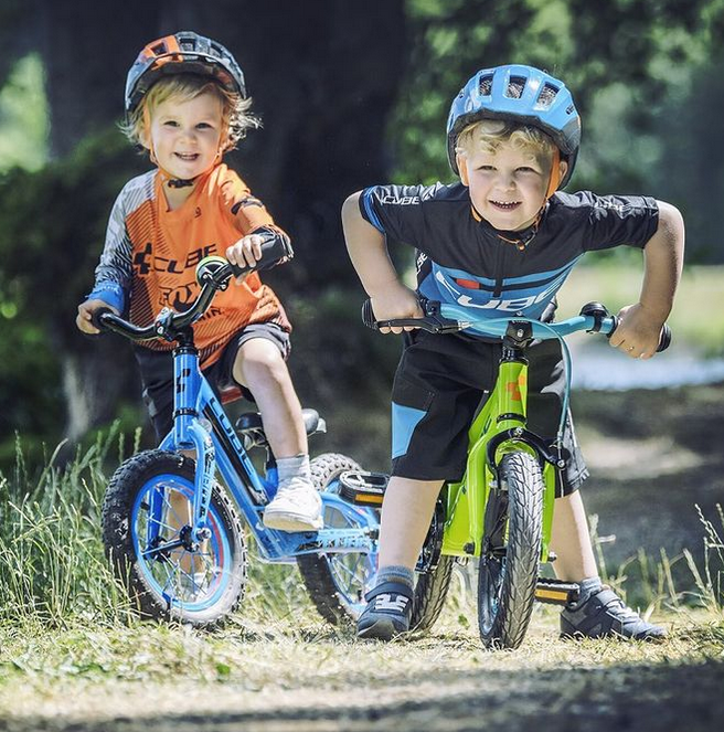 dzieci-na-rowerkach